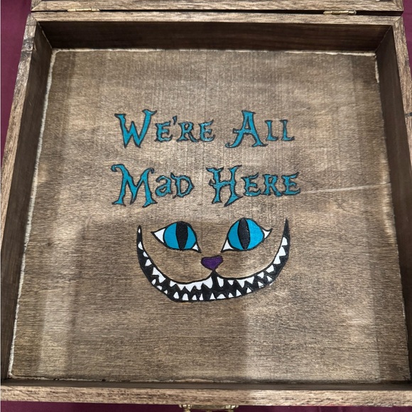 Alice in Wonderland jewelry box. - Picture 2 of 3